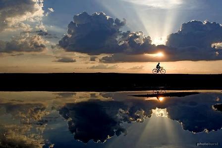 hombre bicicleta amanecer