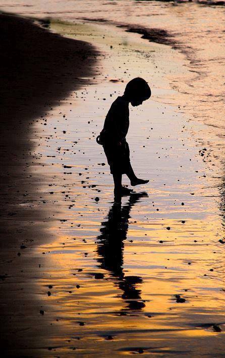 niño y sombras