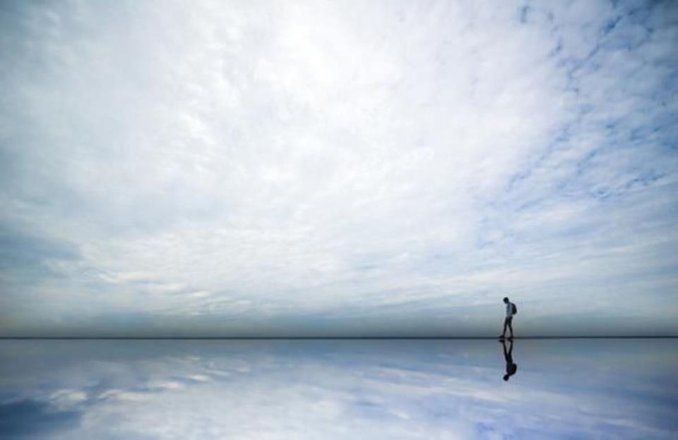 hombre caminando en horizonte