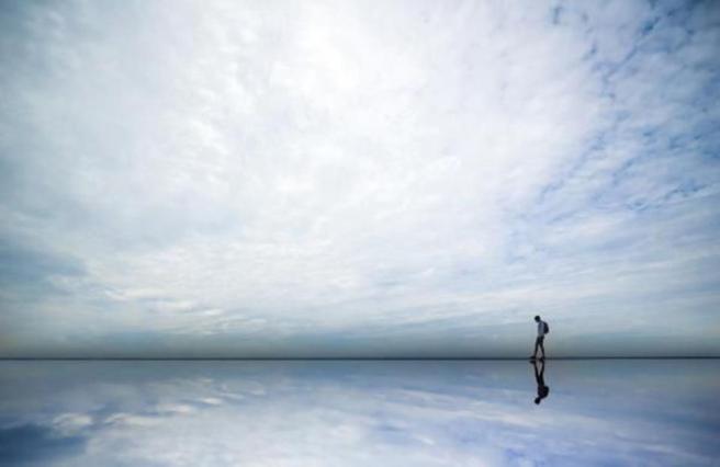 hombre caminando en horizonte