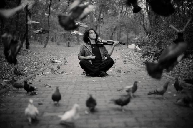 hombre tocando el violin