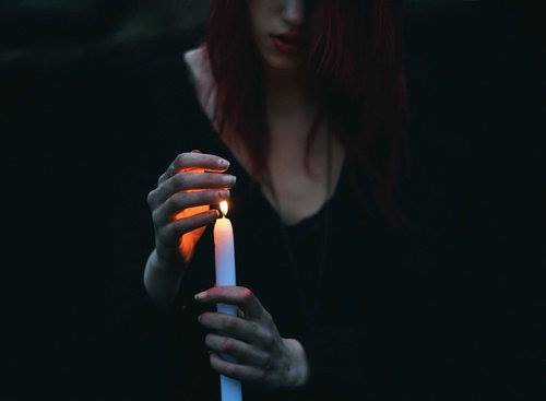 mujer con vela