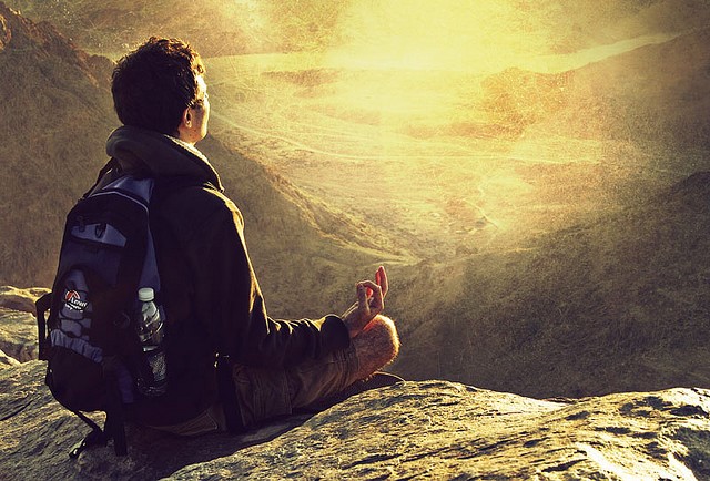 hombre alto montaña meditando