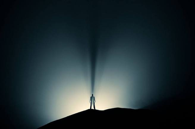 hombre luz y sombras