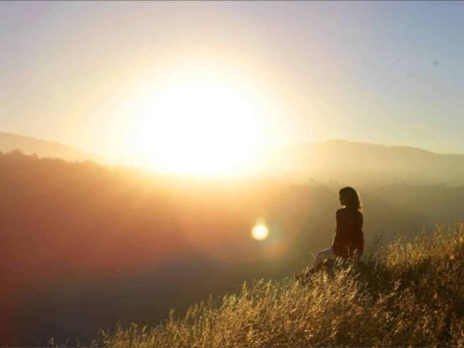 mujer ante sol