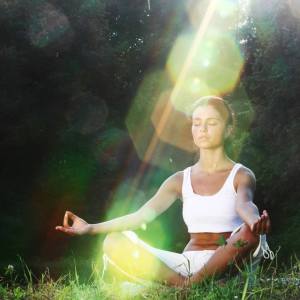 mujer meditando luz