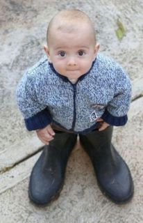 niño con botas