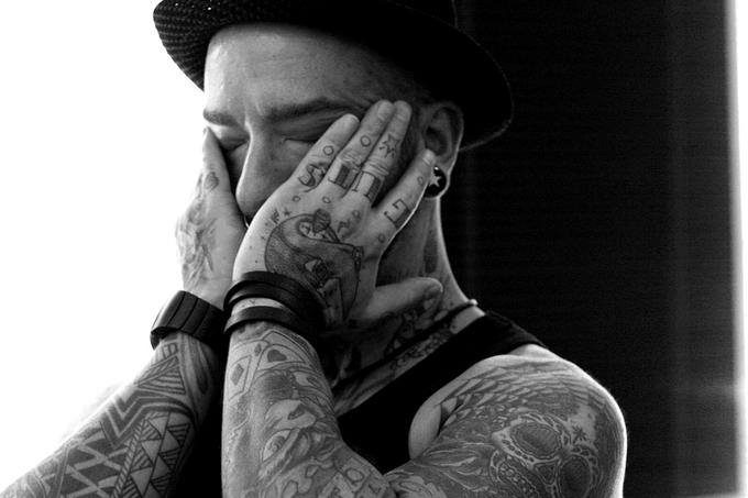 hombre-tatuajes-llora