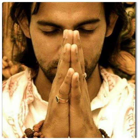 hombre-joven-rezando