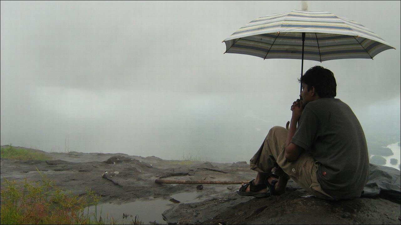 hombre-solitario-paraguas