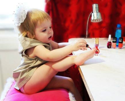 nina-pintandose-unas-pies