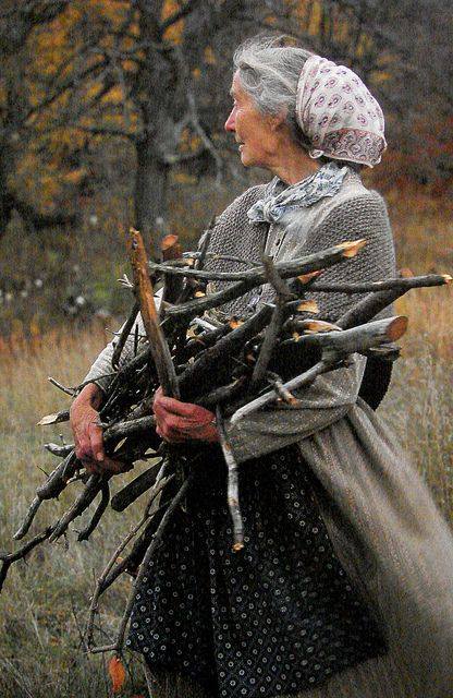 mujer-anciana-con-lena