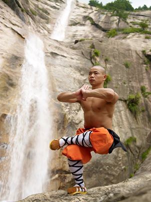 hombre equilibrio yoga