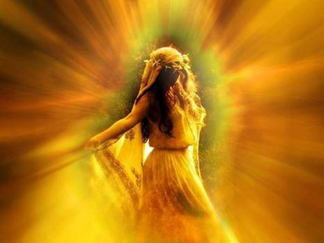 mujer dorada preciosa