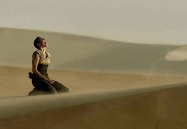 mujer grito en desierto