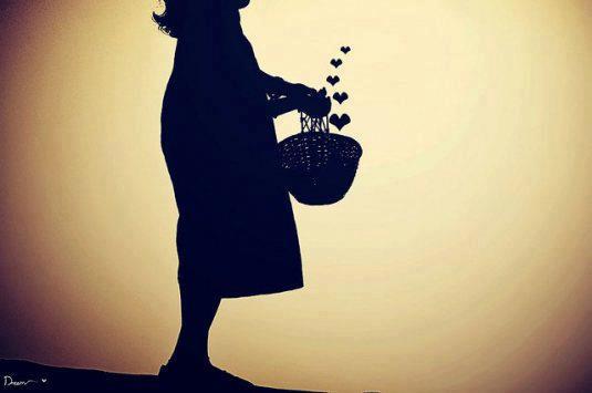 niña cestita corazones