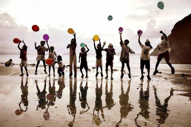 niños y globos