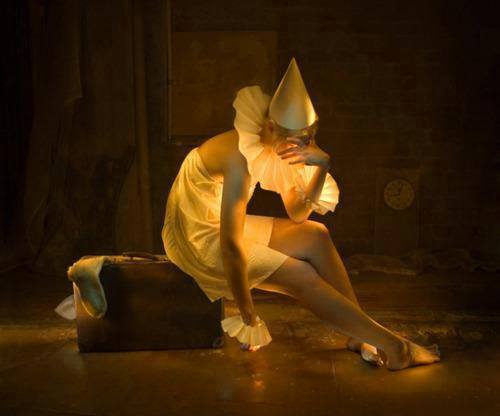 mujer payaso llorando